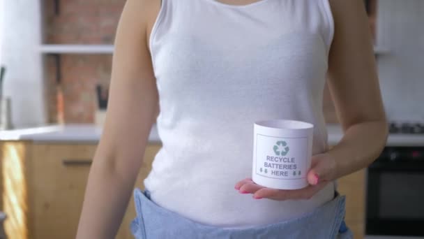 Conservação da natureza, mãos femininas colocando lotes de baterias usadas em caixa de reciclagem de resíduos perigosos e mostrar polegar gesto — Vídeo de Stock