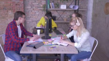 ofiste günlük çalışma, genç çalışanlar bilgisayarlarda çalışmak ve modern bir ofiste masada oturan kayıtları yapmak