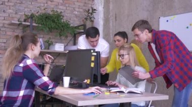 duygusal stresli ofis çalışanı sinir krizi ve iş arkadaşları konuştuktan sonra ofiste olumsuzluk ifade