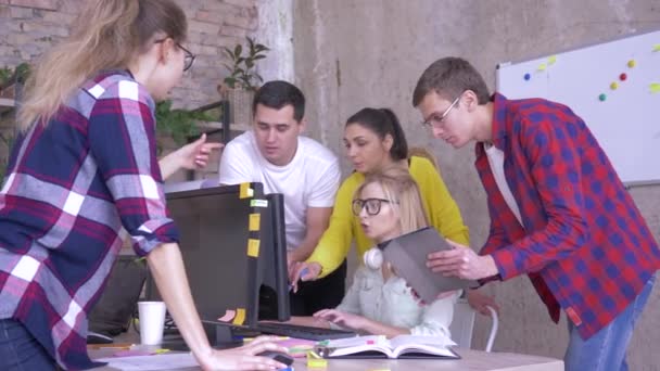 Nervenzusammenbruch im Büro, Geschäftsfrau hat genug von sprechenden Kollegen und äußert sich negativ — Stockvideo