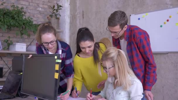 Ofiste ki ofis insanları günlük iş planlarını enerjik bir şekilde tartışırken ve not defterive renkli etikette not lar — Stok video