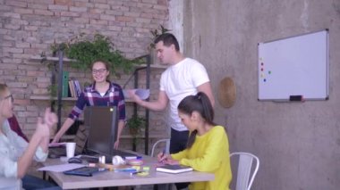 başarılı bir ekip, iş adamları birlikte ellerini koyarak ve modern ofiste masanın üzerinde yukarı kaldırın