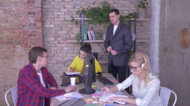 ekip lideri öğretim kursiyerlerinin, iş açıklayan ve modern ofiste bilgisayar ekranına işaret