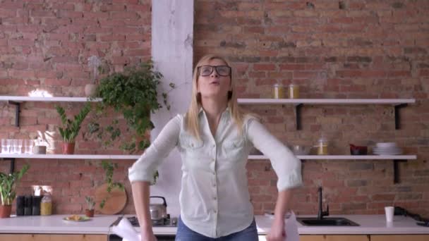Glad kontor kvinnlig arbetstagare med glasögon kastar papper dokument och fira framgången för projektet i köket — Stockvideo