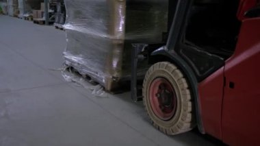 forklift sürücü büyük depoda mal ile kutuları toplama