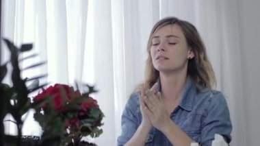 mevsimsel alerji, genç kadın çiçekli bitkiler ve sürekli mendilde burun üfleme ve masada oda içine virüs için tedavi kullanmak nedeniyle hastalık muzdarip