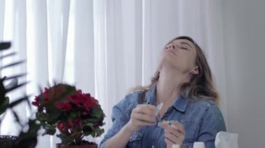 hasta genç kadın sürekli mendil içine hapşırma solunum hastalığı inflamatuar süreci muzdarip ve burnu için tıbbi damla kullanır