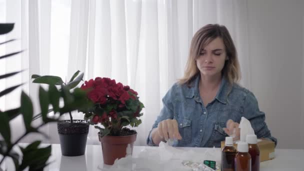 호흡기 질환, 성인 소녀는 꽃가루에 알레르기가, 지속적으로 재채기와 그녀의 눈과 물티슈를 닦아, achoo — 비디오