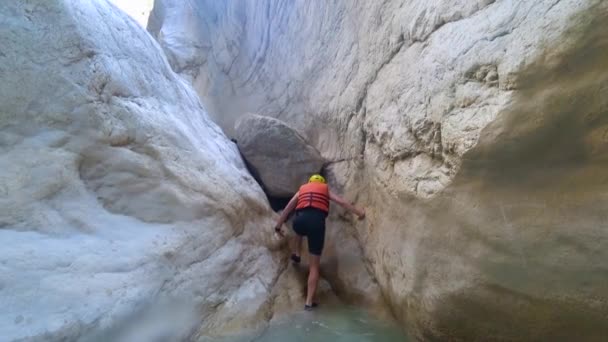 アクティブな休暇、防護服を着たスポーツマン観光客は、週末にアクティブな極端な遠足で山に極端な登りを克服します — ストック動画