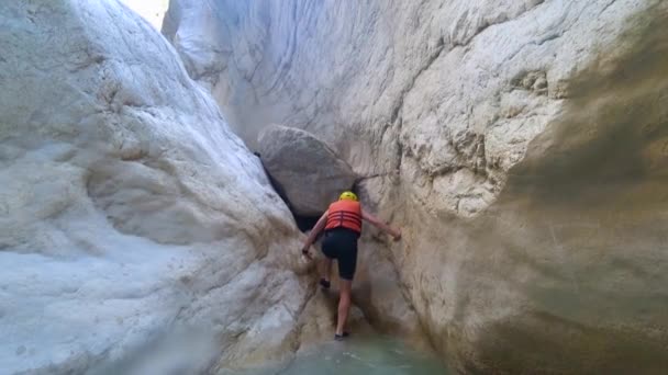 Active vacation, sports man tourist in protective clothing overcomes an extreme climb on mountain in an active extremal excursion on weekend — Stock Video