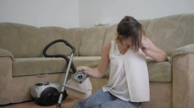 alerji tozu, kadın elektrikli süpürge ile oda temizliği nden sonra toz nedeniyle yere hapşırık oturan