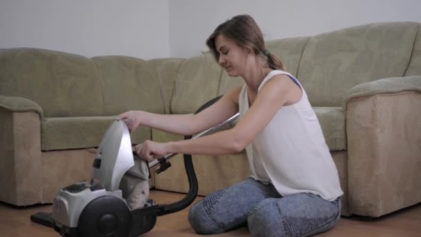 Allergy to hygiene, young ginseng cleans the vacuum cleaner after cleaning and sneezes from respiratory disease to dust, achoo — Stock Video