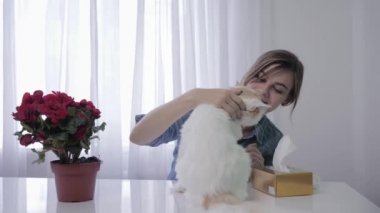 hasta kadın, kız evde yaşayan bir hayvanın kürk mevsimsel alerjinedeniyle mendil içine hapşırıyor