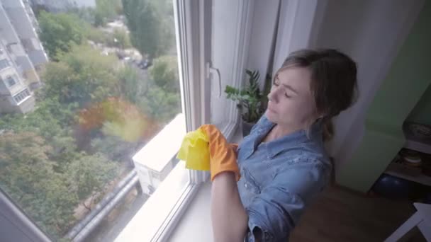 호흡기 질환, 장갑을 낀 소녀는 아파트에서 깨끗한 창문을 청소 할 때 스프레이를 씻는 알레르기로 고통받고 있습니다. — 비디오