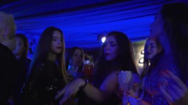alkol partisi, egzotik içecekler ile çekici genç kadınlar gece kulübü dans pistinde eğlenmek