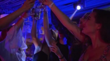 neşeli kız birlikte sevinen ve gece kulübü partisinde alkollü kokteyller içme