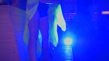 gogo dansçılar, ışık ve duman arka planda kulüp dans kızların güzel ince organları