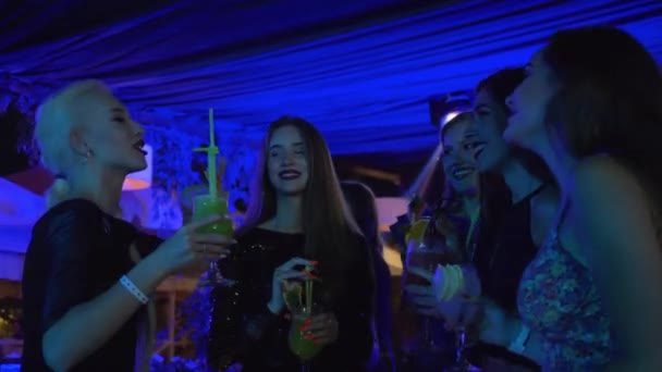 Copines glamour à la fête de la mode ont plaisir à lever des lunettes pour faire du pain grillé et boire des cocktails exotiques alcoolisés à la boîte de nuit — Video