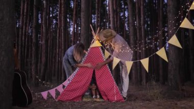 küçük kız akşam bir orman kamp gezisi sırasında ailesinden wigwam saklanıyor, anne ve baba kızlarını bulmak ve daha sonra alkışlamak için sürpriz