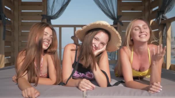 Férias de verão de belas jovens namoradas se divertindo em bungalow em um resort caro no dia ensolarado — Vídeo de Stock