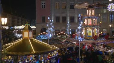 tatil atmosferi, Sokakta Noel fuarında insanlar ışıklar ve çelenk ile dekore