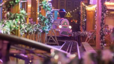 kış tatili, turistik insanlar ile raylar üzerinde ahşap vagonlar sürmek ile cazibe tren