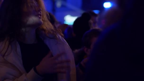 Jovens ativos dançando e cantando em um concerto de rua à noite de perto — Vídeo de Stock