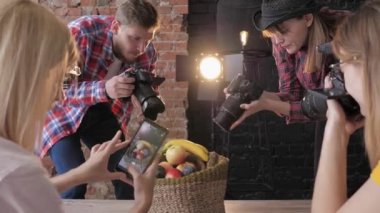 stüdyoda aydınlatma ekipmanları arka plan üzerinde fotoğraf çekimi sırasında yaratıcı natürmort öğrenme beş fotoğrafçı öğrenci grubu