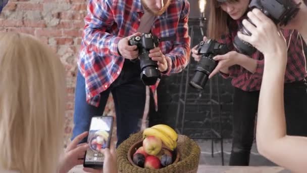 Fotógrafos jovens tirar fotos ainda vida usando a tecnologia moderna durante master class, estúdio — Vídeo de Stock