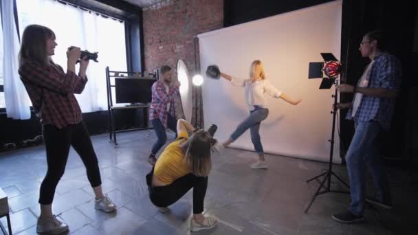 Mode fotografie, groep van professionals met digitale camera 's foto' s maken van mooi model in fotostudio — Stockvideo