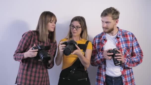 Fotógrafos profissionais com câmera digital de estudo especificações técnicas câmeras durante oficina na escola de fotografia — Vídeo de Stock