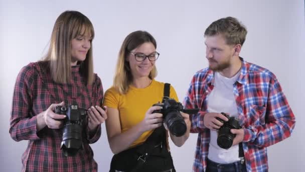 Εκπαίδευση φωτογραφίας, νέοι επαγγελματίες διασκεδάζουν μελετώντας ψηφιακές φωτογραφικές μηχανές σε φωτογραφικά στούντιο κατά τη διάρκεια του εργαστηρίου — Αρχείο Βίντεο