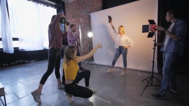Σπουδές φωτογραφίας, διδασκαλία δημιουργικής προσωπογραφίας στο μάθημα φωτογραφίας στο φωτογραφικό στούντιο με φόντο λάμπες φωτισμού — Αρχείο Βίντεο