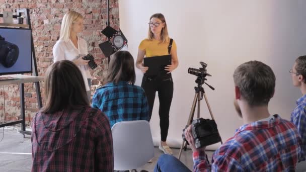 Mode fotograf talar om enhet av lins och kamera på foto verkstad i professionell fotostudio — Stockvideo