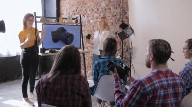 Fotoğraf okulu, moda fotoğrafçısı, modern fotoğraf stüdyosundaki öğrencilere kamera aygıtını, televizyondaki ekipman fotoğraflarıyla anlatıyor.