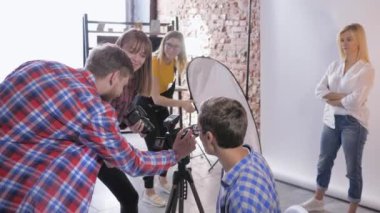 Fotoğraf atölyesi, bir grup fotoğrafçı profesyonel fotoğraf atölyesi sırasında dijital kamera ayarlarını tartıştılar