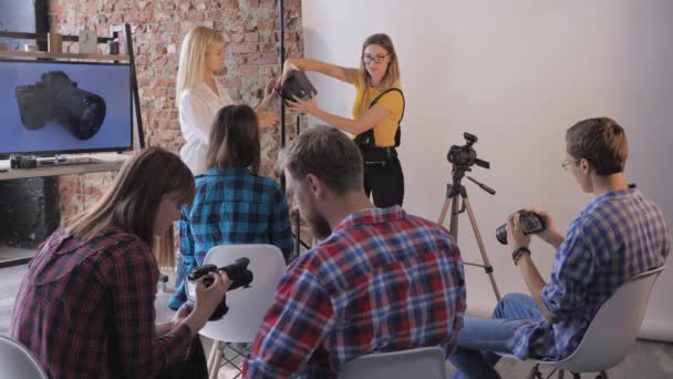 Öğretmen-fotoğrafçı, ellerinde SlR kameraları olan gençler için fotoğraf stüdyolarında profesyonel ekipmanlarla çalışma semineri düzenliyor. — Stok video