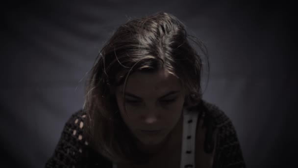 Беспомощная женщина в депрессии с социальными проблемами, смотрящая в камеру, помогая заблудшим — стоковое видео