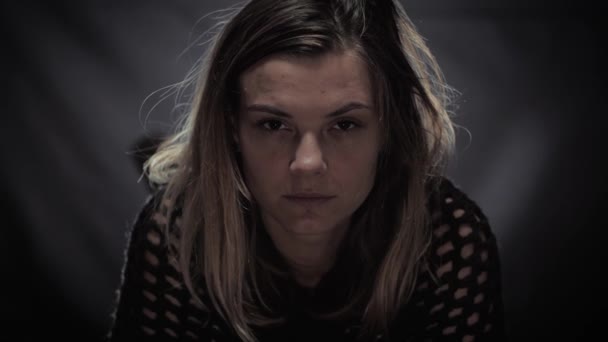 Portret van vermoeide vrouw, vrouw met problemen in het leven depressief kijkt droevig naar camera op donkere achtergrond, heeft sociale hulp nodig — Stockvideo