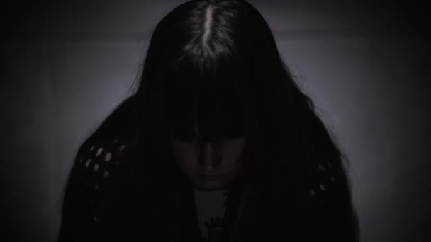 Retrato de mujer asustadiza, hembra enojada sobre fondo negro mirando al cometa con brillo frío en sus ojos, problemas sociales — Vídeos de Stock