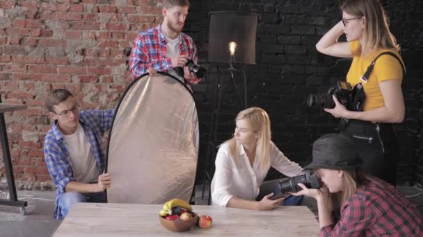 Харчова фотографія, люди з цифровими камерами тренуються на модних зйомках продуктів у професійній студії — стокове відео