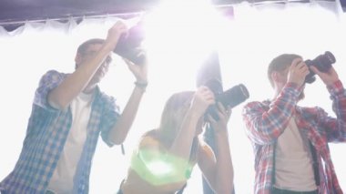 Hobi fotoğrafçılığı, fotoğrafçılar profesyonel fotoğraf stüdyosunda dijital kameralarla fotoğraf çekiyorlar.