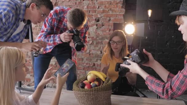 Fotografia de passatempo, fotógrafo profissional conduz um master class em comida de tiro de foto de pessoas criativas no estúdio de moda — Vídeo de Stock