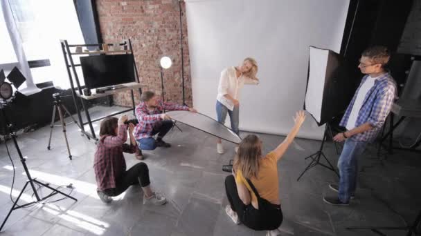 Sessione di moda fotografica, fotografi professionisti imparano riprese in studio durante il workshop di fotografia sullo sfondo di lampade di illuminazione — Video Stock