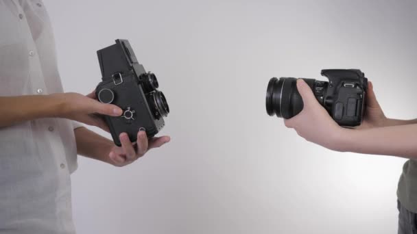 Винтажное фото, профессиональная фотостудия сравнивает старую кинокамеру с современной цифровой камерой — стоковое видео