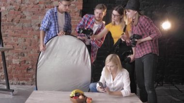 Atölye fotoğrafı, profesyonel fotoğrafçı refleks kameralı ve akıllı telefonlu genç profesyonellere yemek fotoğrafları çekmeyi öğretiyor.