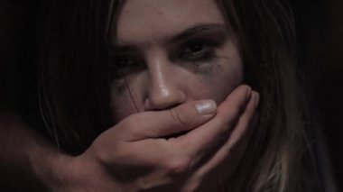 ailede şiddet, evde kameraya bakan depresif hırpalanmış kız, güçlü erkek el kadın ağız kapatır ve saç closeup onu alır