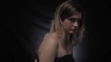 şiddet kurbanı evde karanlık odada Hayır ifade ile el gösterir, aile içi istismara karşı gözleri bulaşmış maskara ile kız