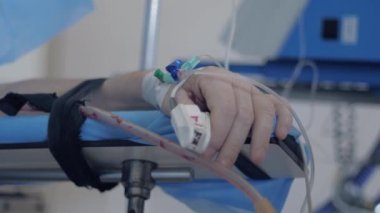 ameliyat sırasında anestezi, ameliyathanede kalp hızı monitörü ve damlalık kateteri ile hasta eli