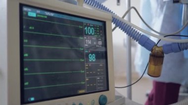 ameliyathanede anestezi altındaki hastanın hayati belirtisinin izlenmesi, ameliyat sırasında insan kalp hızını gösteren kardiyogram monitör
